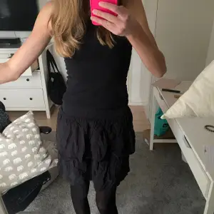 Säljer denna svart typiska ”Stockholmsstil” kjolen eftersom att den tyvärr inte längre kommer till användning 💖Vet inte riktigt vilket märke de är men det står EDC, Skriv innan du klickar på köp nu!! 🙏🏻