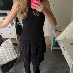 Svart kjol - Säljer denna svart typiska ”Stockholmsstil” kjolen eftersom att den tyvärr inte längre kommer till användning 💖Vet inte riktigt vilket märke de är men det står EDC, Skriv innan du klickar på köp nu!! 🙏🏻