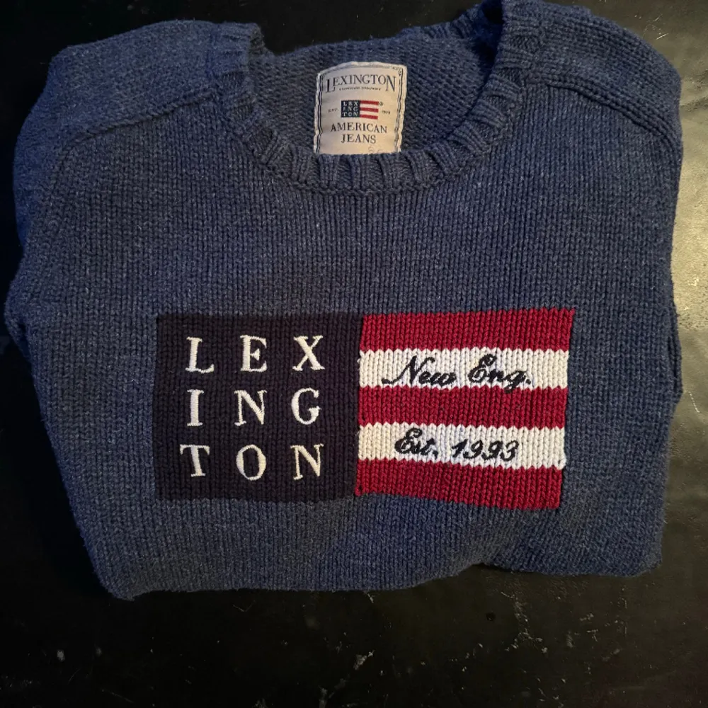 Stickad Lexington tröja i storleken L. Tröjan är normal i storleken. Tröjan har ett gott skick.. Tröjor & Koftor.