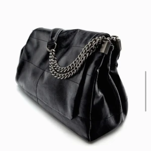 zara väska  - super snygg väska ifrån zara, använd men i bra skick💕  vid fler bilder på väskan skriv till mig så löser jag!! (lite smutsig inuti men går att tvätta bort)