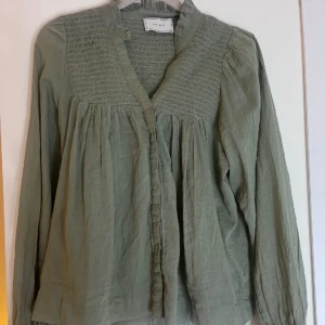 Blus - Säljer min favvo blus från Neo Noir den inte kommer till användning längre! Finns inga defekter på den! Fin till både middag och till vardag🤩🤩 Pris går att diskutera vid snabbt köp!