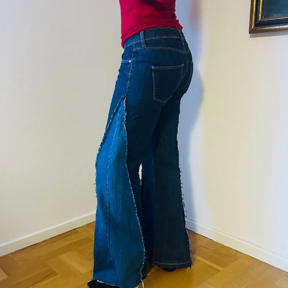 Jätte snygga lågmidja remake jeans! Storlek: Midja (79cm) Innerbenslängden (82cm) Skriv om intresserad, pris kan diskuteras!. Jeans & Byxor.
