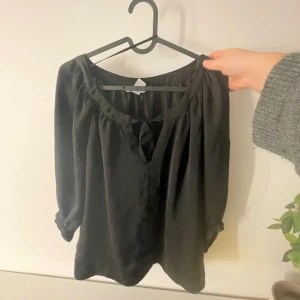 Topp - Fin topp från hm som är köpt second hand men i bra skick. 