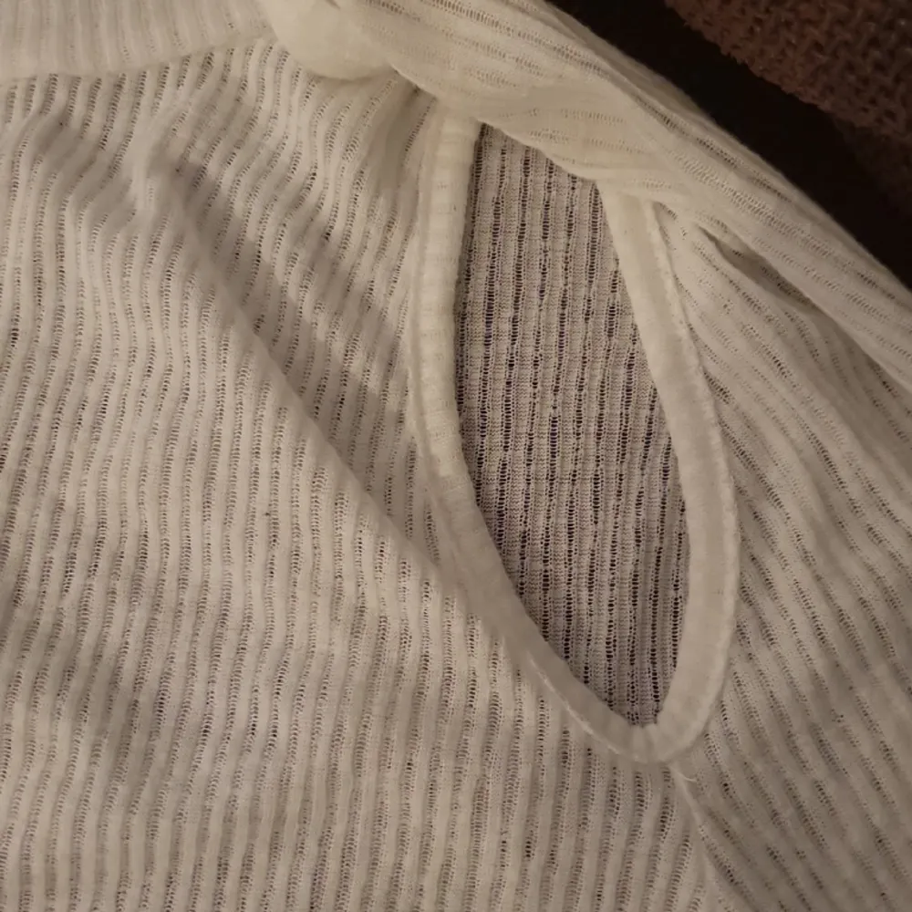 Så läcker vit långärmad tröja, otroligt mjuk tunn och endast provad. Coola detaljer med hål vid vardera arm. Passar s-m möjligtvis liten large . Toppar.