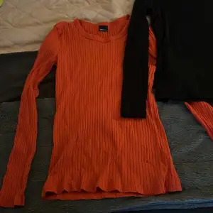 två fina tajta tröjor som är långärmade och super bekväma, om man bara skulle vilja ha en av dessa tröjor så kan man höra av sig så diskuterar vi det vidare. den orangea är från gina i storlek L men den svarta är från H&M i storlek M