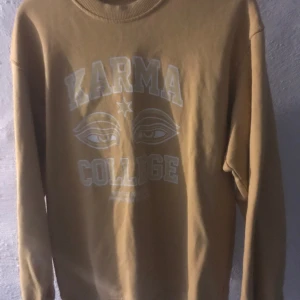 Gul vailent hoodie - Mått S, skick 9/10 och tvättas innan den skickas