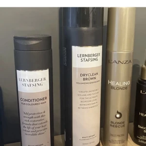 Balsam torrschampo - Från Lernberger stafsing  Balsam för färgat hår 70 kr  Torrschampo för brunt hår 70 kr  Båda för 120
