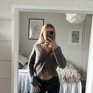 Stickad Kofta - jätte skön och fin, stickad kofta🥰 lika fin att ha öppen som stängd, bra skick och inga defekter🤩🔥 