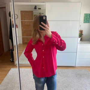 Skjorta  - Snygg skjorta, men ha som jacka/kofta eller strängd. Aldrig använd så o nyskick. Storlek XS men passar även S o M då den är oversized.