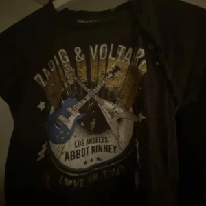 Zadig voltarie tröja❣️ - Den är inte använd många gånger ca 3 ggr. Ordinarie pris är 600 kr❣️Köpte den här på plick,inga skador eller något fel🥰🥰hör av er om ni är intresserade😘 