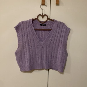 Stickad väst - Stickad väst i lila köpt på plick, sparsamt använd