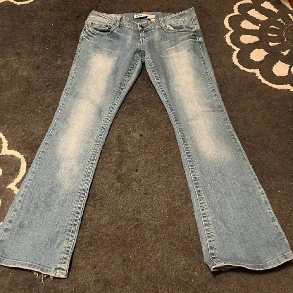 Jättesnygga lowwaist ONLY jeans! Köpte på plick innan men de passade inte mig. Bilderna är lånade från hon jag köpte de av🫶🏼Midja: 44 ( sitter långt ner) Ben:86 Bara att skriva vid frågor eller fler bilder. Jeans & Byxor.