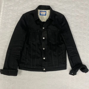 ACNE STUDIOS, jeansjacka  - En måttligt använd jeansjacka från acne. Skick är 8/10