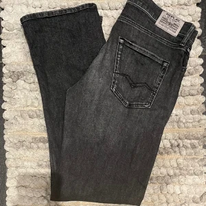 Replay Jeans Grå - Snygga mörkgråa jeans från Replay i fint skick, storlek W31 L32