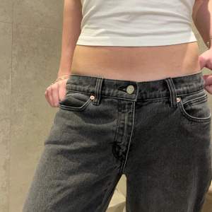 Så fina low waist jeans!! Samma som på bild 2 fast svarta/grå. Knappt använda så superbra skick!! Köpta för 1100 säljer för 450💋