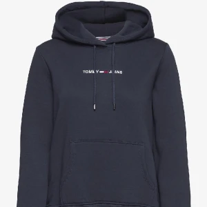 Tommy hilfiger hoodie  - Säljer denna tommy hilfiger hoodie fast i svart och utan snören. Ordinarie pris: 1199kr🩷