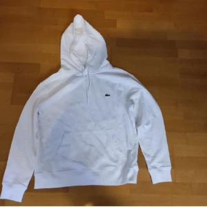 Lacoste hoodie  - Säljer en Lacoste hoodie i storlek M (passar även S) då den inte används längre. Använd ett fåtal gånger så gott som ny. Pris kan diskuteras!