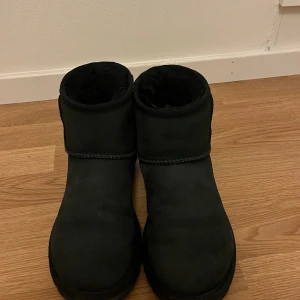 Uggs 39 äkta - Äkta svarta Uggs köpta 2022, använda 4-5 gånger. Bra skick!