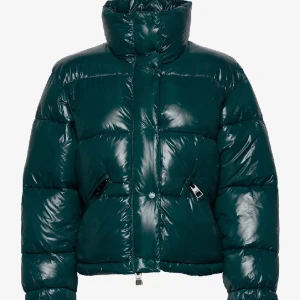 Grön glansig jacka  - Säljer denna vinterjackan från mango💓 Nypris är 1100. Köpte den i höstas så den har inga defekter. Säljer då jag har så många jackor. 💓Hör av er vid frågor! Pris kan alltid diskuteras🙏🏼