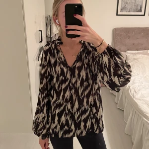 Blus - Blus med snören som man kan knyta