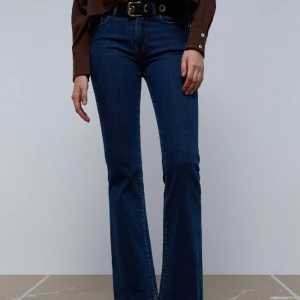 Jeans - Lågmidjade bootcut jeans, ordinarie pris är ca 780kr. Lite små i storlek, brukar ha 38. Går ner till marken på mig som är 172