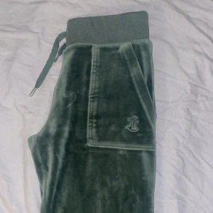 Mörk gröna juciy  - Bra skick, metal biten vid snöret saknas 