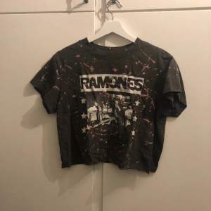 ramones croptop och linne som aldrig används längre, inga defekter💗 båda för 50kr 