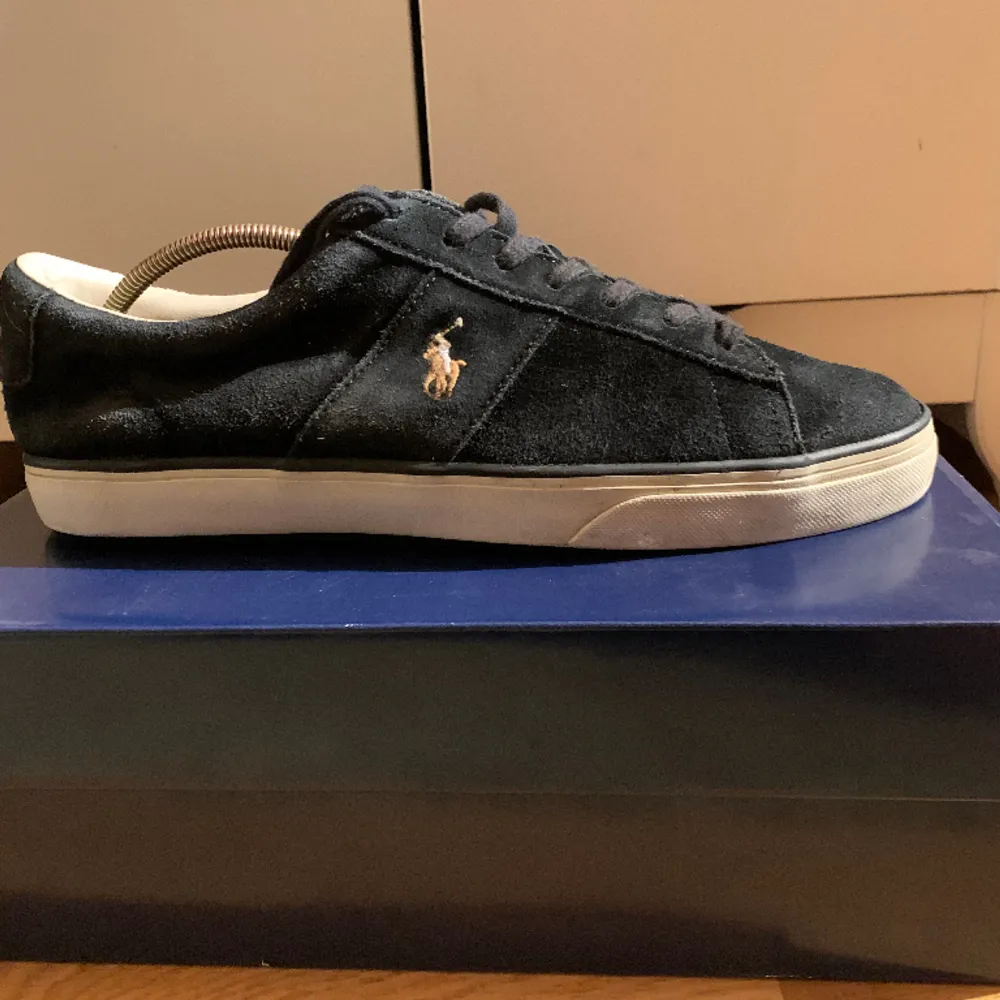 Ett par svarta Ralph Lauren skor med original box i storlek 44. Skor.