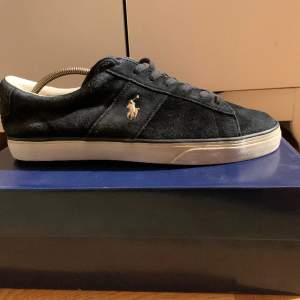 Ett par svarta Ralph Lauren skor med original box i storlek 44