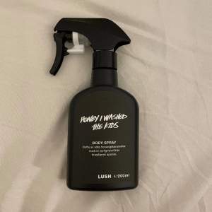 Supergod body spray från lush, i princip oanvänd, säljer då jag rensar ut mina parfymer nypris 300kr