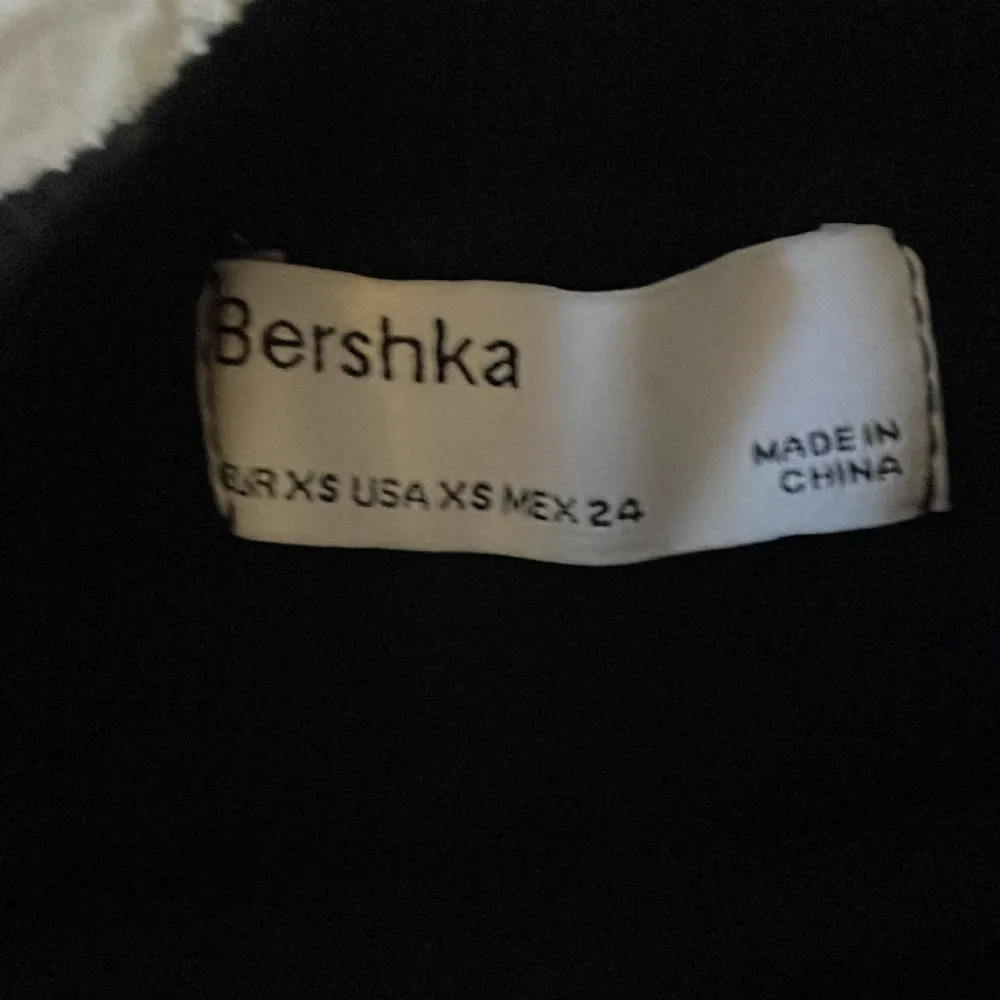 Stickad tröja från bershka storlek xs, aldrig använd . Tröjor & Koftor.