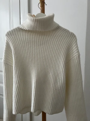 Vit stickad tröja  - En vit stickad tröja med en liten polokrage, en jätte skön tröja som används ett fåtal gånger 