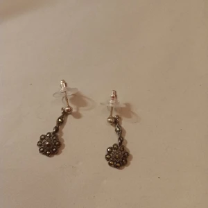 Vintage örhängen med hänge av markasiter . - Vintage örhängen med hänge av markasiter silver.