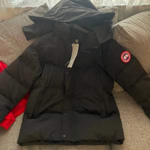 Canada Goose Wyndham parka  Helt ny A-kopia. Inte intresserad av att göra nån BYTE! 