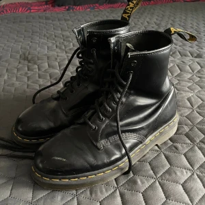 Dr. Martens - Använde skorna främst 2016-2017 men mångs gånger sen dess också. Men det är ju ett par Dr. Martens så kvaliten är utom dess like. Varenda krona är välspenderat, jämfört med dagens SKITskor.  Förrutom den repan på bilden är allt normalt.