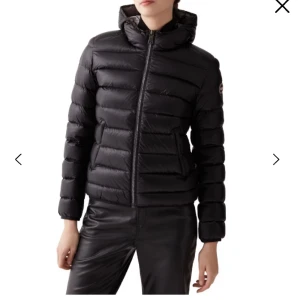 COLMAR JACKA  - INTRESSEKOLL!  Nästintill helt ny. Köpte för liten storlek och kunde ej lämna tillbaka. Använd fåtal gånger. Vid intresse skickar jag självklart bilder på jackan. Super fint skick och syns inte att den är använd. Äkta såklart. NYPRIS 4500kr