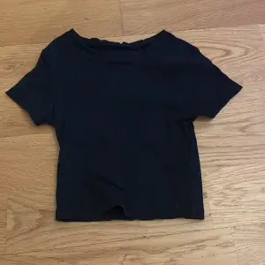 Svart t-shirt från New Yorker i storlek XXS men sitter som XS då den är väldigt stretchig. 🩷 Tecken på användning o säljs därför väldigt billigt 