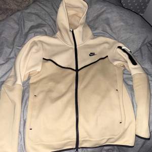 Jätte fin beige Nike tech tröja som är svår att få tag på nuförtiden, den är i storleken M men passar S. Jag säljer den för att jag har tröttnat på stilen