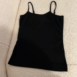 Linne - Svart linne med justerbara band som jag aldrig använt💓💓