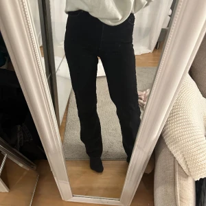 Jeans  - Nya raka svarta jeans ifrån Bershka. Storlek 32 men passar mig som har 32-34