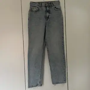 Blå jeans från Gina Tricot i storlek 34. SÅ snygga och i bra skick men använder dem inte. 💙 