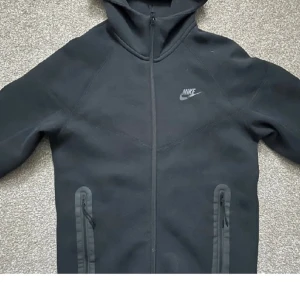 Nike Tech  - Den är i bra skick helt äkta kontakt mig om ni har några frågor har använt 4 gång ungefär pris kan diskuteras.