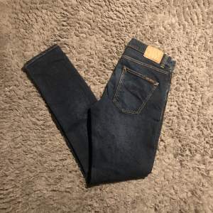 Säljer ett par stilrena Nudie jeans i modellen ”Lean Dean”, det är en slim passform. Skick 9/10, något använda men inga defekter. Köpta för 1600, mitt pris 400.