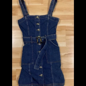 Jeanskläning - Jeansklänning med justerbara band. Jättefin som sitter nära kroppen och framhäver former. 