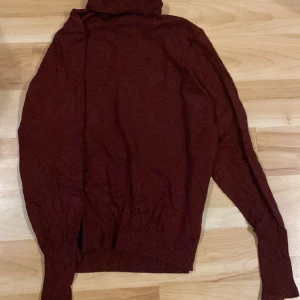 Polotröja - Jättefin vinröd polotröja, gör inte sig riktigt rättvis på bild:/  Använd men hel och ren, skriv om du undrar något . 