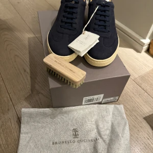 Brunello cucinelli  - Helt nya Brunello skor i stl 42 med tillbehör. Nypris 9900kr. Skriv vid intresse.