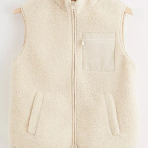 pileväst - säljer denna fina västen för 300kr + frakt! knappt använd 🫶