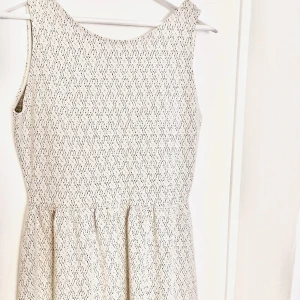 Söt kort sommarklänning  - Oanvänd cocktail klänning från Mango 