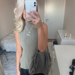 Grön halterneck blus - Säljer denna gröna halterneck blus. På bilderna är den lite skrynklig men det gå såklart att stryka. Har du någon fråga är det bara att höra av dig🫶🏻