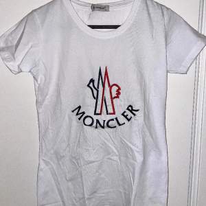 En helt ny och oanvänd Moncler t-shirt i storlek M, lapparna hänger kvar. Säljer den pga att den är för liten för mig.